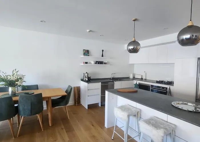 Lakeside 3 Bdrm Luxury! * Wanaka