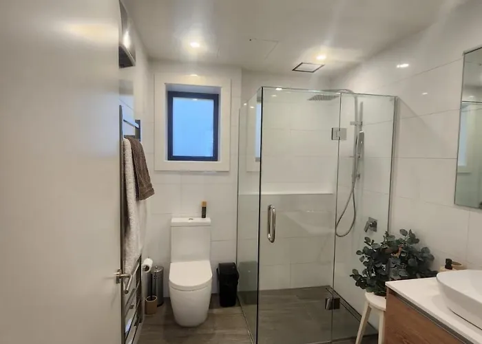 Lakeside 3 Bdrm Luxury! Wanaka