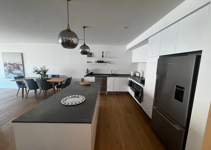 Lakeside 3 Bdrm Luxury! *