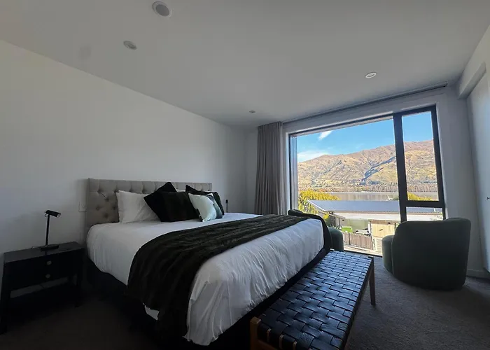 Lakeside 3 Bdrm Luxury! * Wanaka