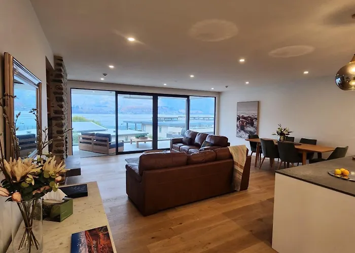 Lakeside 3 Bdrm Luxury! *