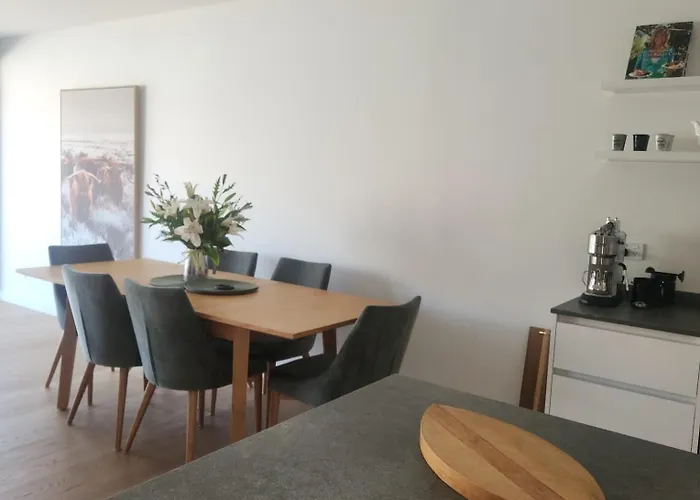 Lakeside 3 Bdrm Luxury! *